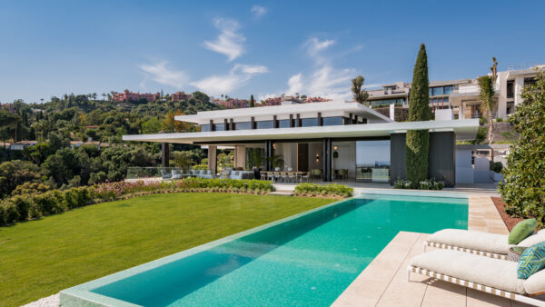 INMUEBLES – MARBELLA WOHNEN – Propiedad del mes de mayo de 2022: Una obra maestra de la arquitectura moderna, una fantástica villa moderna de lujo en La Quinta Golf con impresionantes vistas al mar Mediterráneo