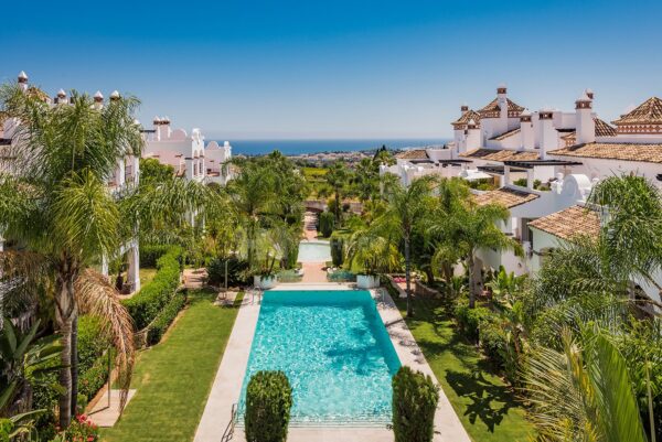 (English) REAL ESTATE – Luxury real estate moves 350 million in the golden triangle