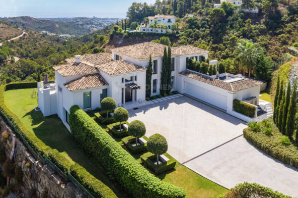 INMUEBLES – MARBELLA WOHNEN – Propiedad del mes de septiembre de 2022: Impresionante residencia familiar con vistas panorámicas al mar en el prestigioso El Madroñal