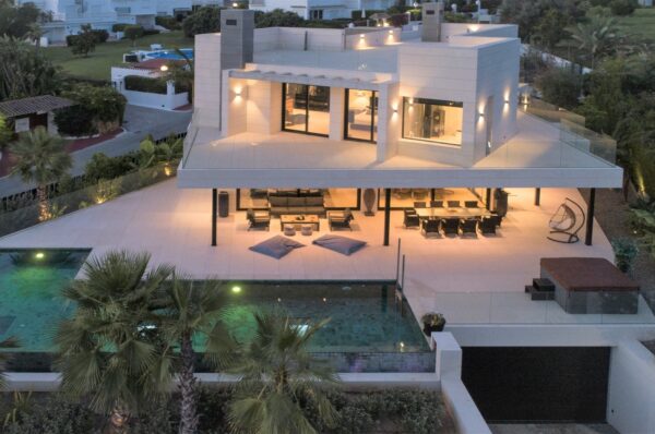 IMMOBILIEN – MARBELLA WOHNEN – Immobilie des Monats Februar 2022 – Fantastische moderne Villa mit Bergblick im Golf Valley von Nueva Andalucía – Marbella