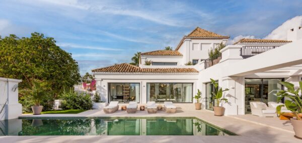 INMOBILIARIA – MARBELLA WOHNEN – Propiedad del mes de febrero de 2023: Villa andaluza de lujo clásica y moderna en Nueva Andalucía Marbella