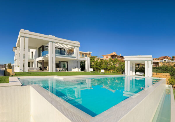 (English) REAL EATATE – Property of the Month October 2019 – Villa in Marbella on the golf course with stunning views