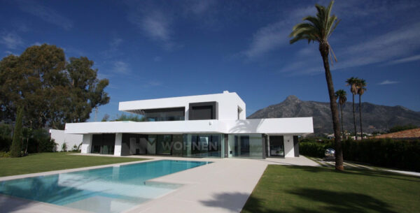 (English) REAL ESTATE – Marbella, Benahavis and Estepona, continues concentrating the construction of high-end housing.