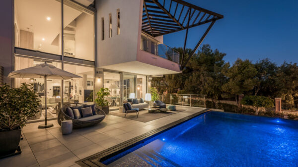 (English) REAL ESTATE – MARBELLA – Property of the month June 2021 – The true luxury in SIERRA BLANCA – Extraordinary designer villa in the Golden Mile of Marbella