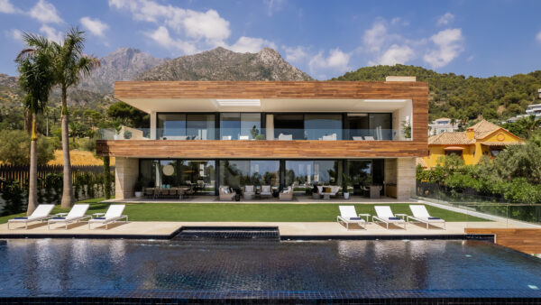 INMOBILIARIA – MARBELLA WOHNEN – Propiedad del mes de abril de 2023 – Impresionante villa moderna de lujo en Cascada de Camojan, una de las más codiciadas zonas de la Milla de Oro de Marbella
