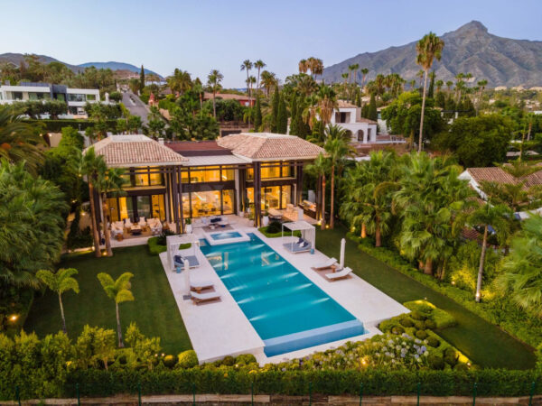 INMOBILIARIA – MARBELLA WOHNEN – Propiedad del mes de enero de 2023: Mansión de lujo en primera línea de golf de Marbella en el corazón del Valle del Golf de Nueva Andalucía