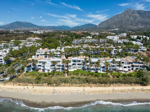 INMOBILIARIA – MARBELLA WOHNEN – Propiedad del mes de junio de 2023 – Encantador ático dúplex de lujo en primera línea de la playa de Puente Romano Marbella