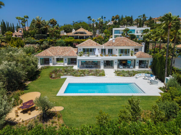 INMOBILIARIA – MARBELLA – Propiedad del mes de septiembre de 2021 – Moderna villa de lujo en una ubicación privilegiada en Las Brisas Golf, Nueva Andalucía, Marbella
