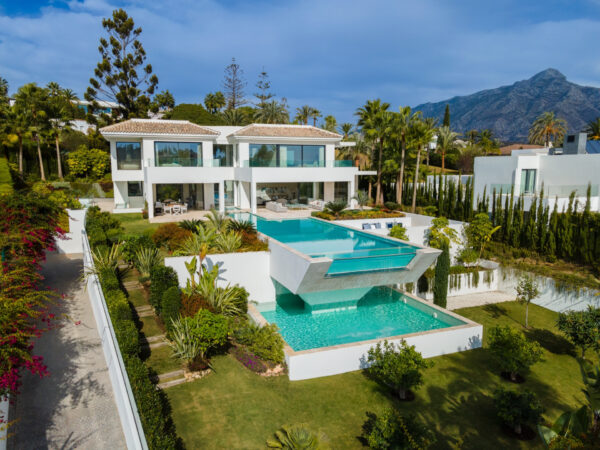 INMOBILIARIA – MARBELLA WOHNEN – Propiedad del mes de enero de 2022 – Moderna villa de lujo en una ubicación privilegiada en Las Brisas Golf, Nueva Andalucía, Marbella