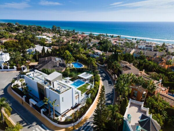 (English) REAL ESTATE – MARBELLA WOHNEN – Houses near the sea