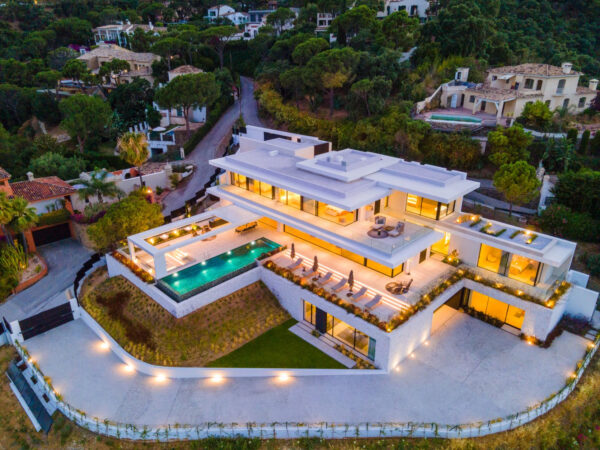 (English) REAL ESTATE – MARBELLA – Property of the month August 2021 – Sensational brand new luxury villa in the exclusive residential complex of El Madroñal with views of the nature and the coast