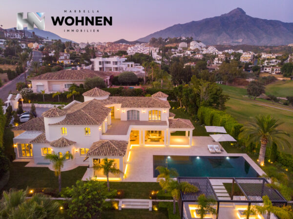 INMOBILIARIA – MARBELLA WOHNEN – Propiedad del mes de marzo de 2024 – Villa de lujo en primera línea de golf con vistas al campo de golf Los Naranjos en el corazón de Nueva Andalucía