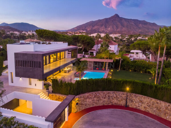 INMOBILIARIA – MARBELLA – Propiedad del mes de Mayo 2021 – Villa moderna en el centro del Valle del Golf Nueva Andalucía – Marbella