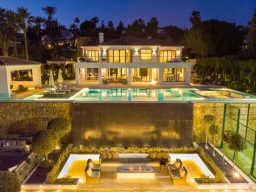 IMMOBILIEN – MARBELLA WOHNEN – Immobilie des Monats November 2023 – Elegante und einzigartige Villa in der renommierten Wohnanlage La Cerquilla von Nueva Andalucía, Marbella