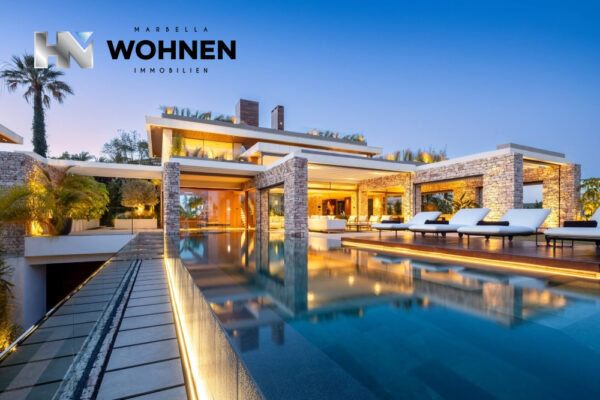 INMOBILIARIA – MARBELLA WOHNEN – Propiedad del mes de junio de 2024 – Impresionante villa de lujo moderna en Marbella. La villa es una obra maestra arquitectónica en Nueva Andalucía, a pocos minutos de Puerto Banús