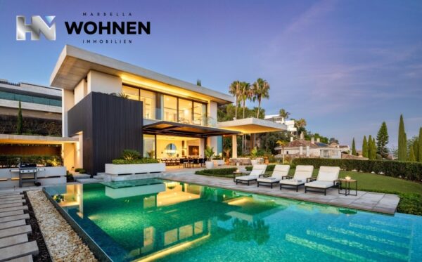 INMOBILIARIA – MARBELLA WOHNEN – Propiedad del mes de noviembre de 2024 – Exclusiva villa contemporánea con increíbles vistas al mar Mediterráneo, Gibraltar y el norte de África