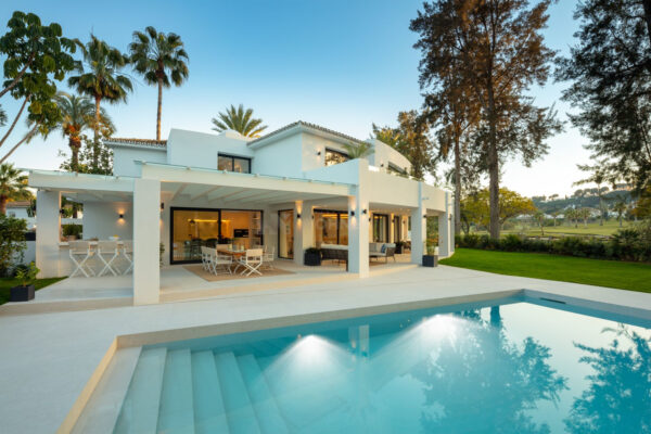 (English) REAL ESTATE – MARBELLA – Property of the month August 2020 – Luxurious living on the golf course – modern single-family home