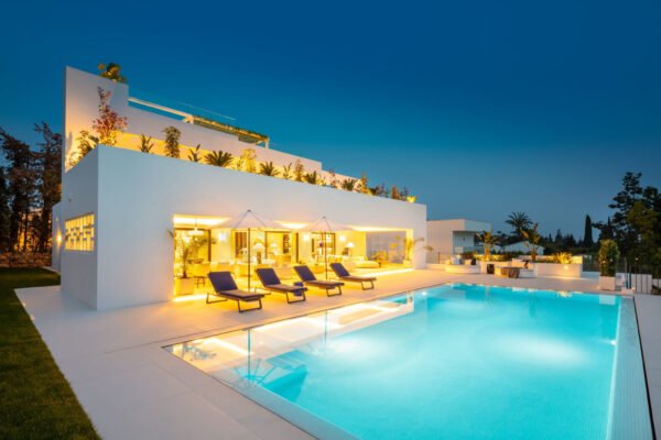 (English) REAL ESTATE – MARBELLA – Property of the month April 2021 – Modern villa in the centre of the Golf Valley Nueva Andalucía – Marbella