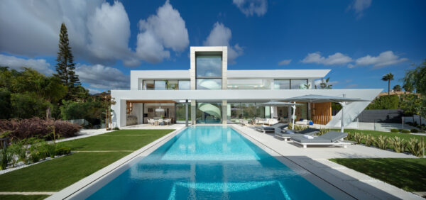 INMOBILIARIA – MARBELLA – Propiedad del mes de noviembre de 2021 – Una excepcional villa de lujo nueva en una ubicación privilegiada en Bahía de Marbella frente al mar Marbella