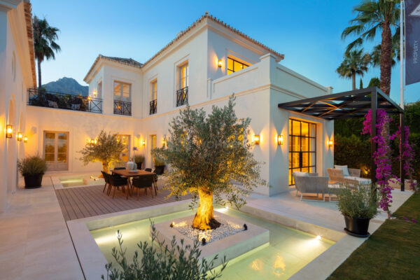 (English) REAL ESTATE – MARBELLA – Property of the month October 2020 – An exceptional brand new design villa in Marbella Golden Mile