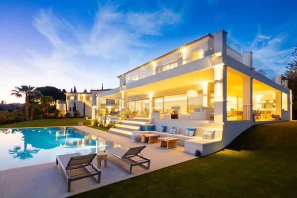 (English) REAL ESTATE – MARBELLA – Property of the Month Dezember 2019 – A contemporary family home located front line of Aloha Golf