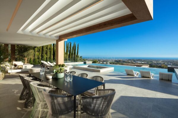 INMOBILIARIA – MARBELLA WOHNEN – Propiedad del mes de mayo de 2023: Impresionante villa de lujo moderna a estrenar con vistas panorámicas al mar en la exclusiva comunidad cerrada de The Hills en La Quinta