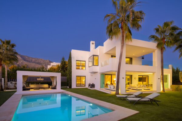 INMOBILIARIA – MARBELLA WOHNEN – Propiedad del mes marzo 2022 – Fantástica villa moderna en Altos de Puente Romano, en el corazón de la Milla de Oro de Marbella