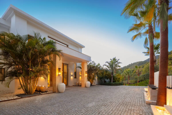 INMUEBLES – MARBELLA WOHNEN – Propiedad del mes de junio de 2022: Una obra maestra de la arquitectura moderna, villa de lujo de nueva construcción en Marbella Cascada de Camojan con vistas panorámicas al mar