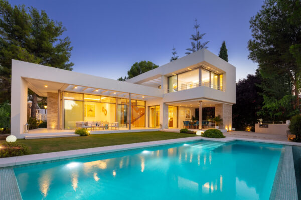 (English) REAL ESTATE – MARBELLA – Property of the month February 2021 – Stunning newly built luxury villa in the heart of Nueva Andalucia – Marbella