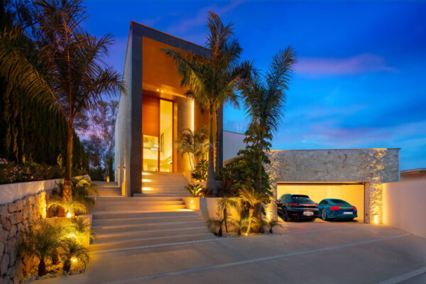 (English) REAL ESTATE – MARBELLA – Property of the month December 2020 – A Brand New Modern Contemporary Villa with Sea Views