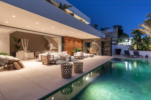 (English) REAL ESTATE – MARBELLA – Property of the Month January 2020 – Modern Villa in the resort La Quinta Golf & Country Club