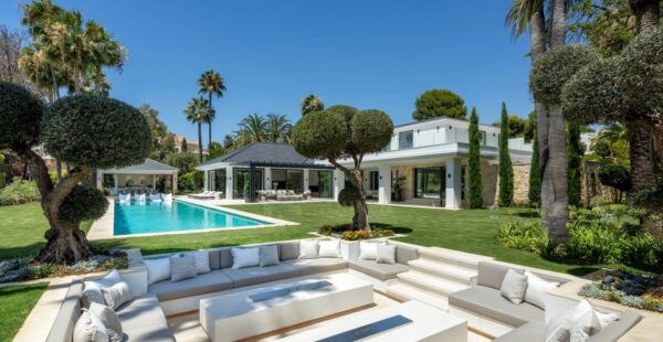Property of the Month June 2025 – Exceptional luxury villa on the first line of the golf course in Nueva Andalucía Las Brisas Golf