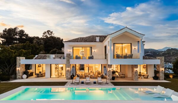 Propiedad del mes de agosto de 2025: Magnífica impresionante villa de nueva construcción con vistas panorámicas a los alrededores y al mar Mediterráneo en La Quinta Marbella