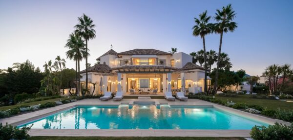 Immobilie des Monats September 2025 – Atemberaubenden Luxusvilla mit Panoramablick auf das Mittelmeer am höchsten Punkt des Monte Halcones, La Quinta